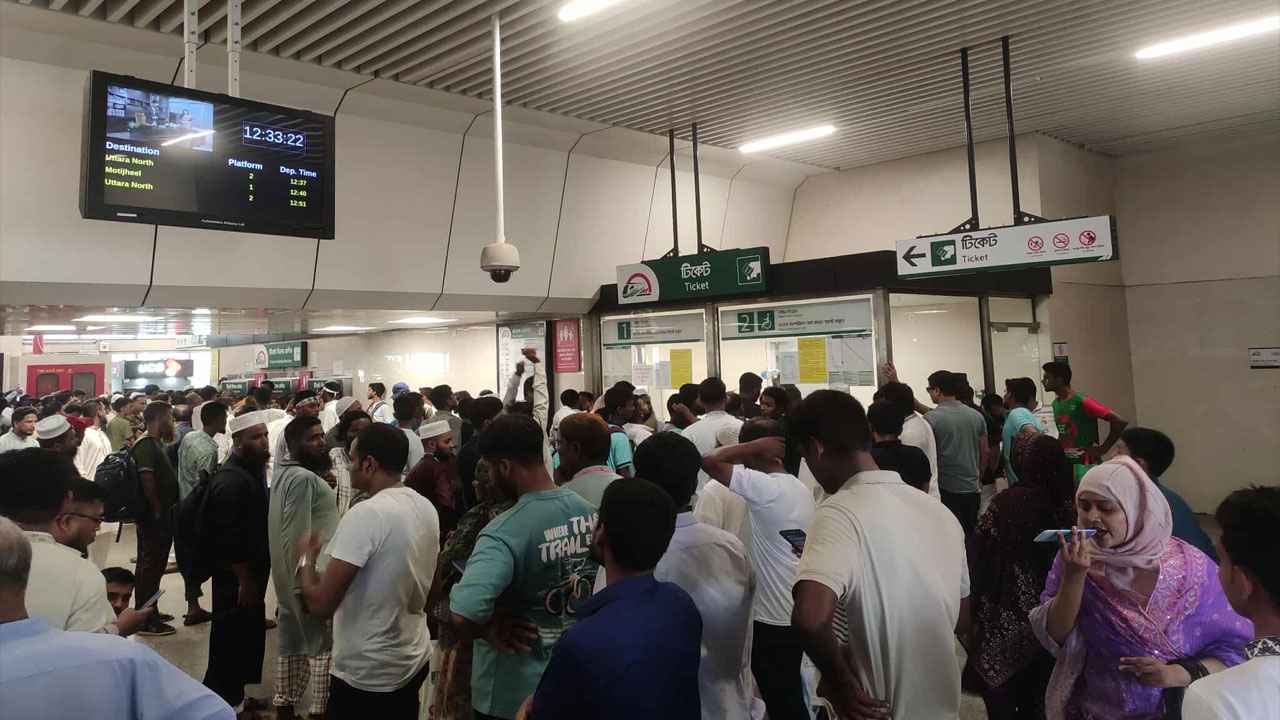 বাস-রেল-লঞ্চের মতো মেট্রোরেলেও মানুষের চাপ